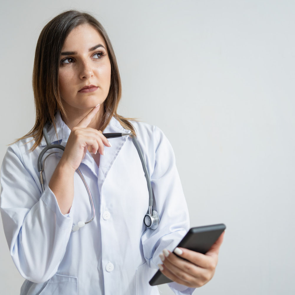 Doctora resolviendo dudas sobre Misoprostol y tratamientos de salud reproductiva FemClinic Guatemala