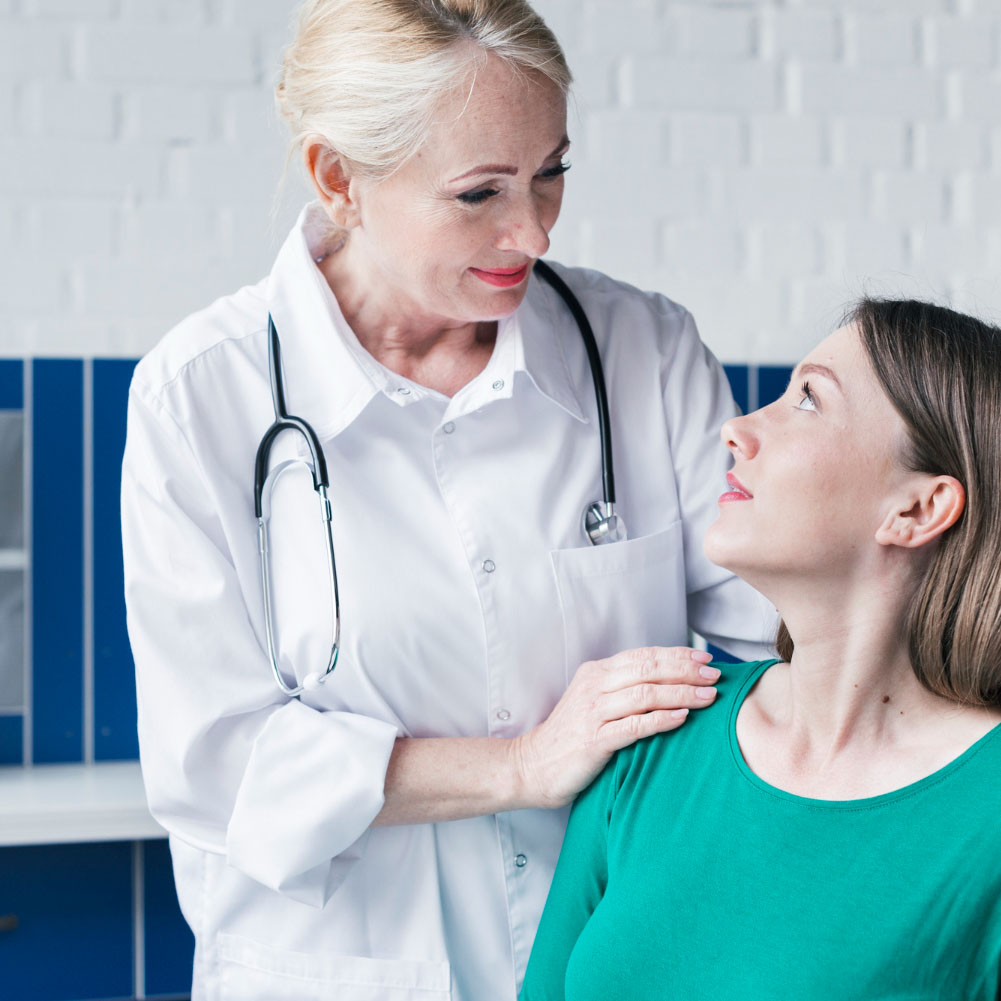 Profesional de salud brindando orientacion medica confidencial en FemClinic Zona 4 Guatemala